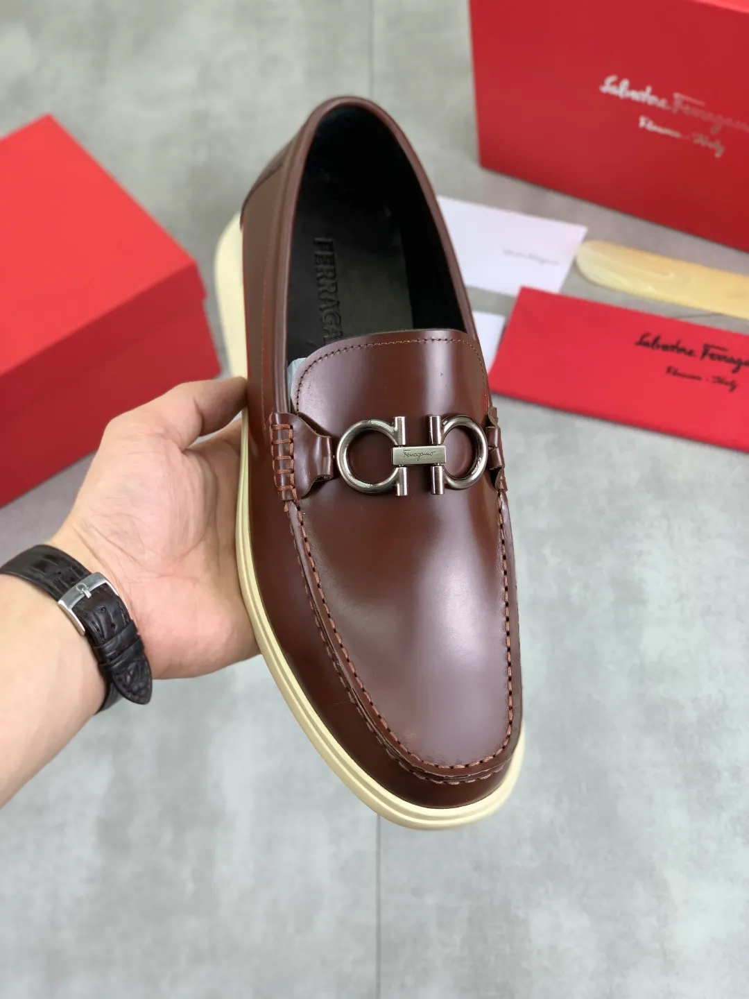 Men's Men's Shoes 💰P580💰[New Style] Water-dyed Niuli 🆘[Salvatore Ferragamo] Ferragamo's latest casual business leather shoes for men! Listed simultaneously! The fabric is made of specially imported original open-edge beaded calfskin, and the interior is made of imported water-dyed cowhide. It is absolutely luxurious and leads the fashion trend. Matching code: 38-44 (45 and 46 can be customized) Black, brown and burgundy colors available